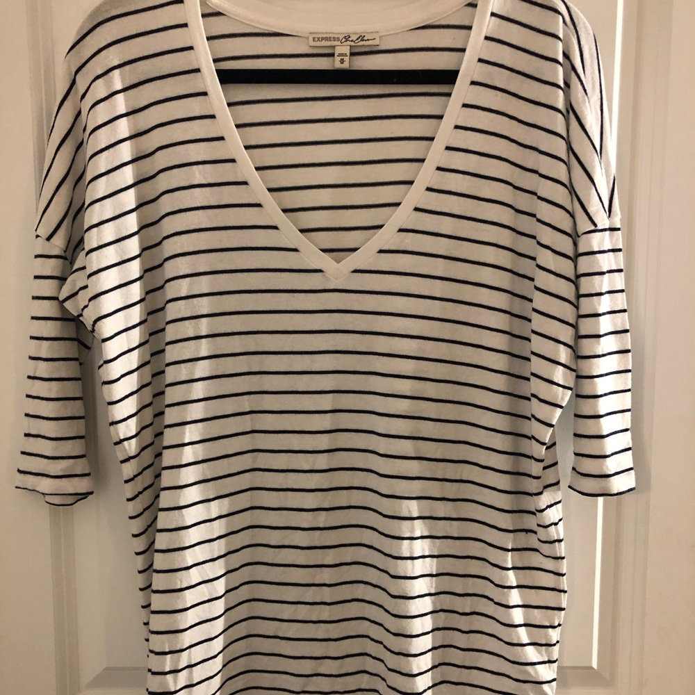 Express 3/4 sleeve long back strip v neck medium